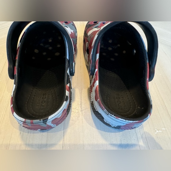 Crocs Unisex-Child Classic Red/Black/Grey/White Camo Clog - Size C10 - Picture 8 of 16